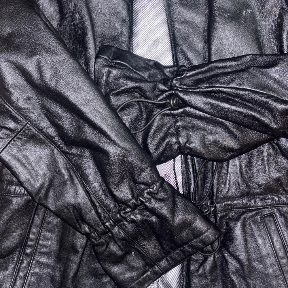 Vintage Wilson’s leather jacket with cute detailing and timeless look - Picture 4 of 14